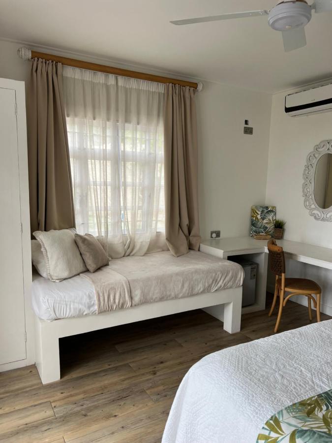 The Runway Lodge Pointe La Rue Luaran gambar